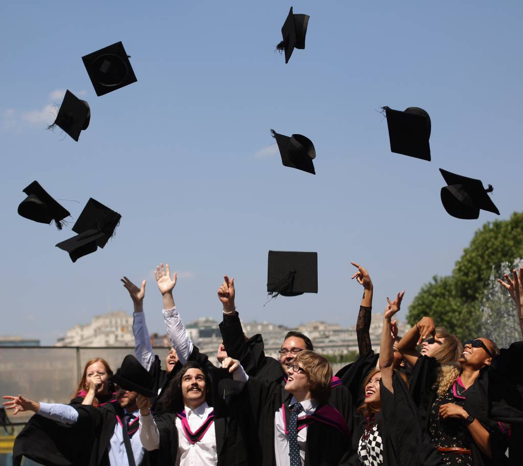 Conheça 9 instituições que dão bolsas de estudo para brasileiros