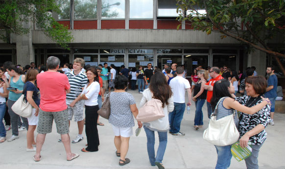 Candidatos esperam a abertura dos portões para fazer a prova da Fuvest neste domingo (27) Candidatos esperam a abertura dos portões para fazer a prova da Fuvest neste domingo (27)
