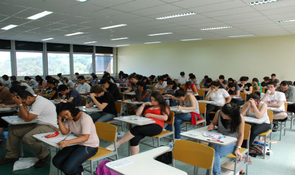 Candidatos fazem a prova da primeira fase da Fuvest neste domingo (27) Candidatos fazem a prova da primeira fase da Fuvest neste domingo (27)