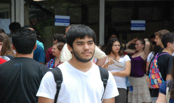Candidatos esperam a abertura dos portões para fazer a prova da Fuvest neste domingo (27) Candidatos esperam a abertura dos portões para fazer a prova da Fuvest neste domingo (27)