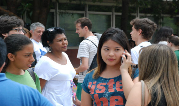 Candidatos esperam a abertura dos portões para fazer a prova da Fuvest neste domingo (27) Candidatos esperam a abertura dos portões para fazer a prova da Fuvest neste domingo (27)
