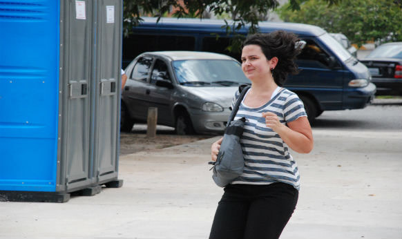 Candidata corre para entrar a tempo no prédio e fazer a prova da Fuvest Candidata corre para entrar a tempo no prédio e fazer a prova da Fuvest