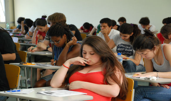 Candidatos fazem a prova da primeira fase da Fuvest neste domingo (27) Candidatos fazem a prova da primeira fase da Fuvest neste domingo (27)