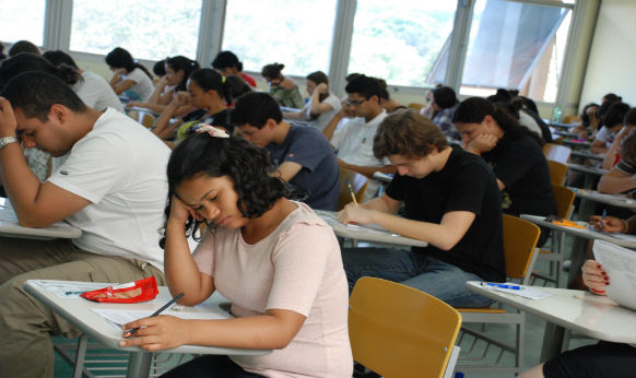 Candidatos fazem a prova da primeira fase da Fuvest neste domingo (27) Candidatos fazem a prova da primeira fase da Fuvest neste domingo (27)