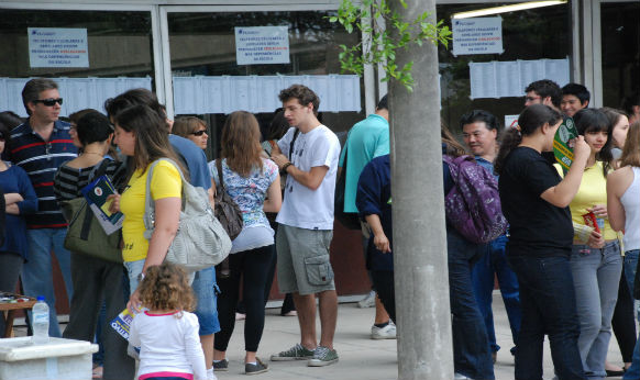 Candidatos esperam a abertura dos portões para fazer a prova da Fuvest neste domingo (27) Candidatos esperam a abertura dos portões para fazer a prova da Fuvest neste domingo (27)