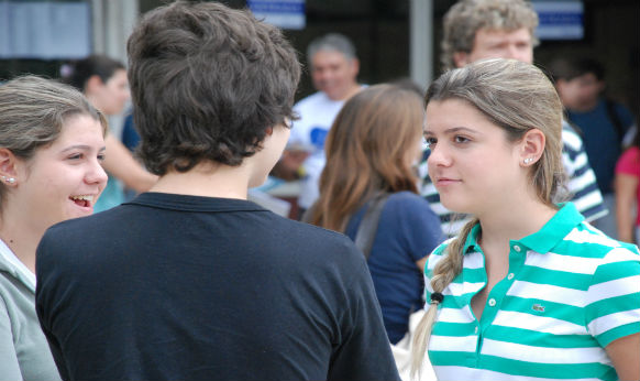 Candidatos esperam a abertura dos portões para fazer a prova da Fuvest neste domingo (27) Candidatos esperam a abertura dos portões para fazer a prova da Fuvest neste domingo (27)