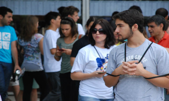 Candidatos esperam a abertura dos portões para fazer a prova da Fuvest neste domingo (27) Candidatos esperam a abertura dos portões para fazer a prova da Fuvest neste domingo (27)