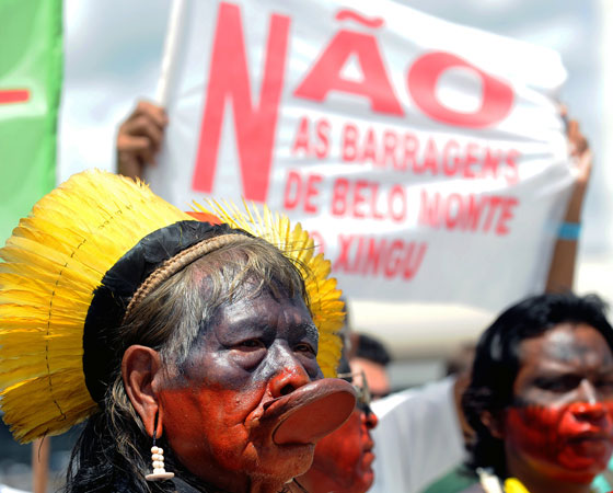 "Desenvolvimento e preservação ambiental: como conciliar os interesses em conflito?", era o tema da redação de 2001. Na imagem, uma manifestação contra a construção da usina de Belo Monte em frente ao Palácio do Planalto. <span>A redação do Enem é uma das partes mais importantes do exame, </span><span>por isso, é essencial que o estudante se dedique a ela, não importa qual curso queira fazer. Separamos aqui <a href="https://preprod.guiadoestudante.abril.com.br/blog/redacao-para-o-enem-e-vestibular/5-erros-que-voce-deve-evitar-para-nao-ter-nota-baixa-na-redacao-do-enem/" target="_blank" rel="noopener">5 erros que você deve evitar na hora do texto</a>. Aproveite e descubra quais são os <a href="https://preprod.guiadoestudante.abril.com.br/blog/redacao-para-o-enem-e-vestibular/veja-e-evite-10-erros-comuns-de-portugues-na-hora-de-escrever-uma-redacao/" target="_blank" rel="noopener">10 erros de português mais frequentes em redações</a>. </span>