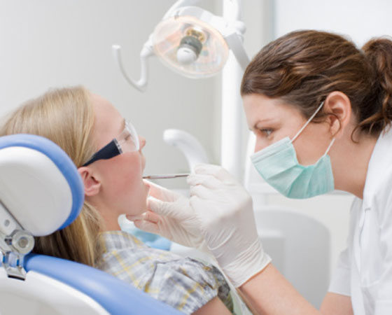 É o profissional responsável pelo estudo e o tratamento dos dentes, da boca e dos ossos da face. Saiba mais sobre o curso de Odontologia (foto: Getty Images)