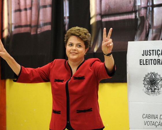 Em 2002, o Enem questionou aos estudantes: "O direito de votar: como fazer dessa conquista um meio para promover as transformações sociais que o Brasil necessita?". Na foto, a ex-presidente Dilma Rousseff, vota na Escola Estadual de Ensino Médio Santos Dumont. O assunto costuma cair com frequência nos vestibulares. <a href="https://preprod.guiadoestudante.abril.com.br/blog/atualidades-vestibular/saiba-como-as-eleicoes-podem-cair-no-vestibular/" target="_blank" rel="noopener">O Guia explica aqui</a> como isso pode ser abordado. Também vale a pena saber mais sobre o processo eleitoral e entender, por exemplo, <a href="https://preprod.guiadoestudante.abril.com.br/blog/atualidades-vestibular/por-que-o-voto-no-brasil-nao-e-facultativo/" target="_blank" rel="noopener">por que o voto no Brasil não é facultativo</a>.