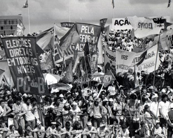 "Cidadania e participação social" era o tema do Enem em 1999, que pediu para os candidatos refletirem sobre o tema e proporem uma ação social de engajamento. Na imagem, uma manifestação das Direitas Já, movimento de 1984 a favor das eleições diretas para presidente. Outros vestibulares já cobraram temas parecidos com este. O Guia publicou uma análise de redação com um tema que também faz referência à participação social e política. <a href="https://preprod.guiadoestudante.abril.com.br/blog/redacao-para-o-enem-e-vestibular/analise-de-redacao-a-importancia-do-voto-consciente/" target="_blank" rel="noopener">Confira aqui</a>. Aproveite para conhecer <a href="https://preprod.guiadoestudante.abril.com.br/estudo/10-momentos-importantes-na-historia-das-eleicoes-no-brasil/" target="_blank" rel="noopener">10 momentos importantes na história das eleições no Brasil</a>. "Cidadania e participação social" era o tema do Enem em 1999, que pediu para os candidatos refletirem sobre o tema e proporem uma ação social de engajamento. Na imagem, uma manifestação das Direitas Já, movimento de 1984 a favor das eleições diretas para presidente. Outros vestibulares já cobraram temas parecidos com este. O Guia publicou uma análise de redação com um tema que também faz referência à participação social e política. <a href="https://preprod.guiadoestudante.abril.com.br/blog/redacao-para-o-enem-e-vestibular/analise-de-redacao-a-importancia-do-voto-consciente/" target="_blank" rel="noopener">Confira aqui</a>. Aproveite para conhecer <a href="https://preprod.guiadoestudante.abril.com.br/estudo/10-momentos-importantes-na-historia-das-eleicoes-no-brasil/" target="_blank" rel="noopener">10 momentos importantes na história das eleições no Brasil</a>.