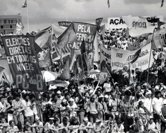 "Cidadania e participação social" era o tema do Enem em 1999, que pediu para os candidatos refletirem sobre o tema e proporem uma ação social de engajamento. Na imagem, uma manifestação das Direitas Já, movimento de 1984 a favor das eleições diretas para presidente. Outros vestibulares já cobraram temas parecidos com este. O Guia publicou uma análise de redação com um tema que também faz referência à participação social e política. <a href="https://preprod.guiadoestudante.abril.com.br/blog/redacao-para-o-enem-e-vestibular/analise-de-redacao-a-importancia-do-voto-consciente/" target="_blank" rel="noopener">Confira aqui</a>. Aproveite para conhecer <a href="https://preprod.guiadoestudante.abril.com.br/estudo/10-momentos-importantes-na-historia-das-eleicoes-no-brasil/" target="_blank" rel="noopener">10 momentos importantes na história das eleições no Brasil</a>.