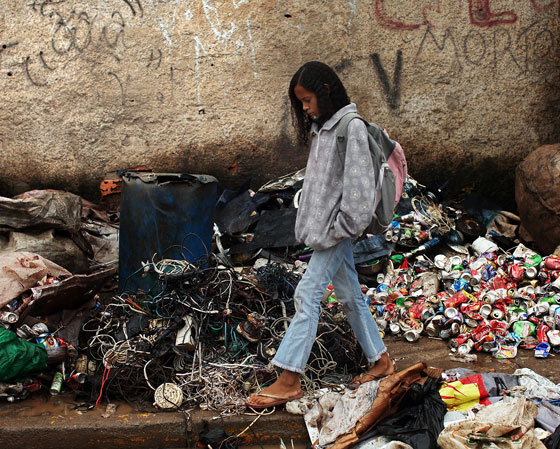 Em 2000, o tema da redação do Enem era: "Direitos da criança e do adolescente - como enfrentar esse desafio nacional". Na foto, uma garota caminha sobre um lixão no Jardim Gramacho, no Rio de Janeiro. Para conseguir escrever bem sobre esse tema é legal assistir a documentários e filmes que ajudem a construir os argumentos da dissertação. Essa é uma das dicas que demos em um vídeo sobre como mandar bem na redação. <a href="https://preprod.guiadoestudante.abril.com.br/videos/dicas-ge/dicas-ge-6-dicas-de-como-se-preparar-para-a-redacao-do-enem/" target="_blank" rel="noopener">Confira aqui</a>. Veja também <a href="https://preprod.guiadoestudante.abril.com.br/enem/confira-dicas-de-como-escrever-uma-boa-redacao-no-enem/" target="_blank" rel="noopener">dicas importantes para fazer um bom texto</a>. Em 2000, o tema da redação do Enem era: "Direitos da criança e do adolescente - como enfrentar esse desafio nacional". Na foto, uma garota caminha sobre um lixão no Jardim Gramacho, no Rio de Janeiro. Para conseguir escrever bem sobre esse tema é legal assistir a documentários e filmes que ajudem a construir os argumentos da dissertação. Essa é uma das dicas que demos em um vídeo sobre como mandar bem na redação. <a href="https://preprod.guiadoestudante.abril.com.br/videos/dicas-ge/dicas-ge-6-dicas-de-como-se-preparar-para-a-redacao-do-enem/" target="_blank" rel="noopener">Confira aqui</a>. Veja também <a href="https://preprod.guiadoestudante.abril.com.br/enem/confira-dicas-de-como-escrever-uma-boa-redacao-no-enem/" target="_blank" rel="noopener">dicas importantes para fazer um bom texto</a>.