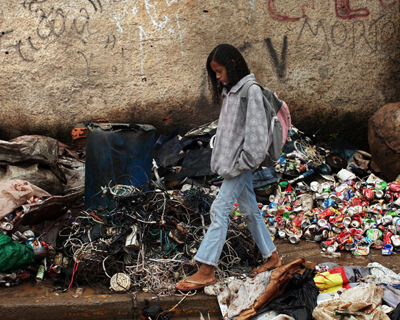 Em 2000, o tema da redação do Enem era: "Direitos da criança e do adolescente - como enfrentar esse desafio nacional". Na foto, uma garota caminha sobre um lixão no Jardim Gramacho, no Rio de Janeiro. Para conseguir escrever bem sobre esse tema é legal assistir a documentários e filmes que ajudem a construir os argumentos da dissertação. Essa é uma das dicas que demos em um vídeo sobre como mandar bem na redação. <a href="https://preprod.guiadoestudante.abril.com.br/videos/dicas-ge/dicas-ge-6-dicas-de-como-se-preparar-para-a-redacao-do-enem/" target="_blank" rel="noopener">Confira aqui</a>. Veja também <a href="https://preprod.guiadoestudante.abril.com.br/enem/confira-dicas-de-como-escrever-uma-boa-redacao-no-enem/" target="_blank" rel="noopener">dicas importantes para fazer um bom texto</a>.