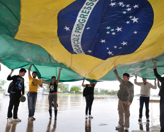 Em 2009, os estudantes tiveram que escrever sobre o tema: "O indivíduo frente à ética nacional". Na foto, um grupo de pessoas se reúne no Museu da República, em São Paulo, para protestar contra a corrupção. Para falar sobre a temática, é preciso usar bons argumentos e ter uma boa bagagem cultural. Para ajudar o estudante, <a href="https://preprod.guiadoestudante.abril.com.br/enem/tudo-que-voce-precisa-saber-sobre-a-redacao-do-enem-parte-1-como-se-preparar/" target="_blank" rel="noopener">explicamos como deve ser feita a preparação</a> para a prova. <a href="https://preprod.guiadoestudante.abril.com.br/blog/redacao-para-o-enem-e-vestibular/analise-da-redacao-o-individuo-frente-a-etica-nacional-proposta-de-redacao-enem-2009/" target="_blank" rel="noopener">Nesta análise, publicada no site do Guia</a>, é possível ter ideia do que o exame buscava do estudante naquele ano.