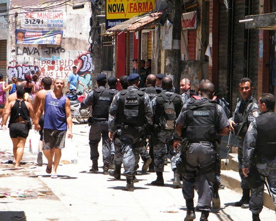 "A violência na sociedade brasileira: como mudar as regras desse jogo?", era a pergunta da proposta de redação do Enem 2003. Na imagem, forças de segurança ocupam o Complexo do Alemão depois de ter sido oferecida a possibilidade de rendição aos traficantes, em 2010. O tema é complexo e o estudante precisa ficar atento porque a prova de redação do Enem exige que o candidato apresente uma proposta de intervenção que respeite os direitos humanos. <a href="https://preprod.guiadoestudante.abril.com.br/enem/o-que-e-preciso-saber-sobre-direitos-humanos-para-a-redacao-do-enem/" target="_blank" rel="noopener">Aqui explicamos a importância do assunto</a>.