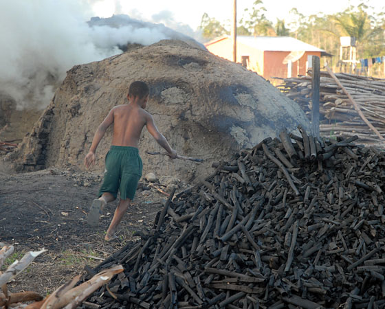 "O trabalho infantil na realidade brasileira" foi o tema da redação do Enem 2005. O Guia selecionou uma redação para correção e dá para ler as <a href="https://preprod.guiadoestudante.abril.com.br/blog/redacao-para-o-enem-e-vestibular/analise-da-redacao-8220-o-trabalho-infantil-e-a-sociedade-8221-8211-proposta-retirada-do-enem-2005/" target="_blank" rel="noopener">dicas do professor sobre o que era interessante</a> abordar no texto. A proposta, na íntegra, pode ser conferida <a href="https://preprod.guiadoestudante.abril.com.br/blog/redacao-para-o-enem-e-vestibular/nova-proposta-de-redacao-trabalho-infantil/" target="_blank" rel="noopener">aqui</a>. "O trabalho infantil na realidade brasileira" foi o tema da redação do Enem 2005. O Guia selecionou uma redação para correção e dá para ler as <a href="https://preprod.guiadoestudante.abril.com.br/blog/redacao-para-o-enem-e-vestibular/analise-da-redacao-8220-o-trabalho-infantil-e-a-sociedade-8221-8211-proposta-retirada-do-enem-2005/" target="_blank" rel="noopener">dicas do professor sobre o que era interessante</a> abordar no texto. A proposta, na íntegra, pode ser conferida <a href="https://preprod.guiadoestudante.abril.com.br/blog/redacao-para-o-enem-e-vestibular/nova-proposta-de-redacao-trabalho-infantil/" target="_blank" rel="noopener">aqui</a>.