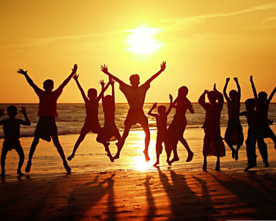 O Enem estreou com o tema "Viver e Aprender", em 1998, com base na letra de música "O que é, o que é", de Gonzaguinha. Famosa pelo trecho: "Viver! E não ter a vergonha de ser feliz. Cantar e cantar e cantar a beleza de ser um eterno aprendiz", o candidato devia fazer uma redação refletindo sobre o tema. Um dos perigos de temas tão abertos assim é o risco de estudante usar clichês, que nada acrescentam ao texto. Entenda por que isso é prejudicial e veja a resposta para outras cinco perguntas frequentes sobre a redação do Enem. O Enem estreou com o tema "Viver e Aprender", em 1998, com base na letra de música "O que é, o que é", de Gonzaguinha. Famosa pelo trecho: "Viver! E não ter a vergonha de ser feliz. Cantar e cantar e cantar a beleza de ser um eterno aprendiz", o candidato devia fazer uma redação refletindo sobre o tema. Um dos perigos de temas tão abertos assim é o risco de estudante usar clichês, que nada acrescentam ao texto. Entenda por que isso é prejudicial e veja a resposta para outras cinco perguntas frequentes sobre a redação do Enem.