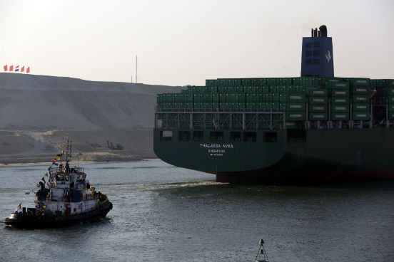 O Egito inaugurou no dia 6 de agosto as obras do novo Canal de Suez, que trouxeram uma nova via paralela de 35 km e a dragagem de um trecho de 37 km para aumentar tanto a largura quanto a profundidade do canal. Após anos de instabilidade política e econômica, a obra é vista pelo governo egípcio como uma aposta para a recuperação do país. (Imagem: Getty Images) O Egito inaugurou no dia 6 de agosto as obras do novo Canal de Suez, que trouxeram uma nova via paralela de 35 km e a dragagem de um trecho de 37 km para aumentar tanto a largura quanto a profundidade do canal. Após anos de instabilidade política e econômica, a obra é vista pelo governo egípcio como uma aposta para a recuperação do país. (Imagem: Getty Images)