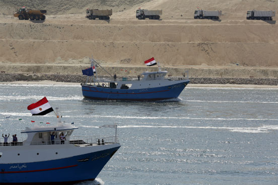 A obra, que foi concluída em apenas um ano, teve o investimento de 8,5 bilhões de dólares. Muitos especialistas questionam tamanho gasto, afirmando que esse dinheiro poderia ter sido gasto em demandas mais urgentes e que os lucros projetados pelo governo seriam exagerados, tendo em vista o atual ritmo de crescimento da economia mundial. (Imagem: Getty Images) A obra, que foi concluída em apenas um ano, teve o investimento de 8,5 bilhões de dólares. Muitos especialistas questionam tamanho gasto, afirmando que esse dinheiro poderia ter sido gasto em demandas mais urgentes e que os lucros projetados pelo governo seriam exagerados, tendo em vista o atual ritmo de crescimento da economia mundial. (Imagem: Getty Images)