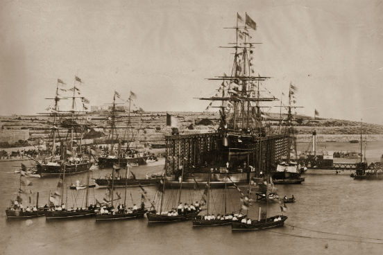 O canal de Suez original foi inaugurado em 1869 e levou quase 10 anos para ser construído. Ele une os mares Mediterrâneo e Vermelho, fazendo assim uma ligação direta entre Europa e Ásia, e por suas águas passam atualmente 7% do comércio mundial baseado em navegação. (Imagem: Getty Images) O canal de Suez original foi inaugurado em 1869 e levou quase 10 anos para ser construído. Ele une os mares Mediterrâneo e Vermelho, fazendo assim uma ligação direta entre Europa e Ásia, e por suas águas passam atualmente 7% do comércio mundial baseado em navegação. (Imagem: Getty Images)