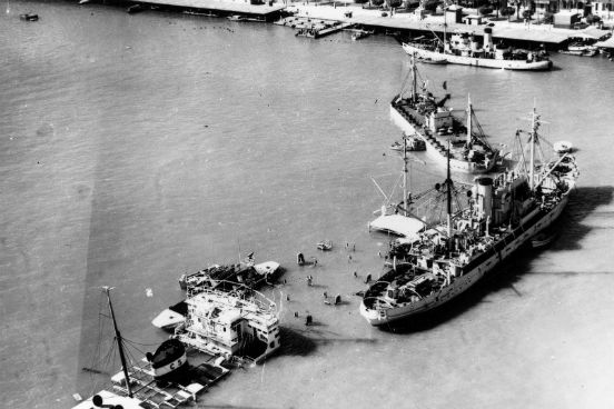 Justamente por ficar em um ponto estratégico que liga a Europa à Ásia sem a necessidade de contornar a África, o Canal de Suez já foi motivo de disputas. No dia 29 de outubro de 1956, Israel, com apoio da França e do Reino Unido, declarou guerra contra o Egito, que havia nacionalizado o Canal de Suez. Navios foram afundados para impedir a passagem no canal durante os conflitos. (Imagem: Getty Images) Justamente por ficar em um ponto estratégico que liga a Europa à Ásia sem a necessidade de contornar a África, o Canal de Suez já foi motivo de disputas. No dia 29 de outubro de 1956, Israel, com apoio da França e do Reino Unido, declarou guerra contra o Egito, que havia nacionalizado o Canal de Suez. Navios foram afundados para impedir a passagem no canal durante os conflitos. (Imagem: Getty Images)