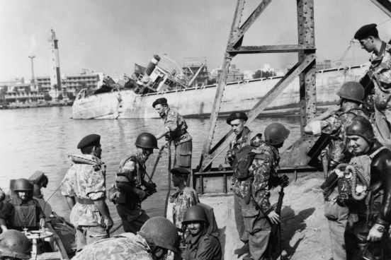 Na época, o controle do canal era feito pela Inglaterra devido às dívidas do governo do Cairo com a obra. A disputa durou uma semana e teve intervenção da Organização das Nações Unidas (ONU), que exigiu a retirada das tropas israelenses, francesas e inglesas do local temendo o desenrolar de uma nova guerra de proporções mundiais. (Imagem: Getty Images) Na época, o controle do canal era feito pela Inglaterra devido às dívidas do governo do Cairo com a obra. A disputa durou uma semana e teve intervenção da Organização das Nações Unidas (ONU), que exigiu a retirada das tropas israelenses, francesas e inglesas do local temendo o desenrolar de uma nova guerra de proporções mundiais. (Imagem: Getty Images)