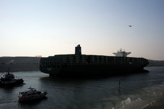 O governo egípcio preparou uma grande cerimônia de inauguração da expansão do canal. Foram programadas diversas cerimônias em terra, água e mar, além da distribuição de moedas e carimbos comemorativos da ocasião. No último sábado (8), foram realizados testes de navegação do novo trecho por navios com contêineres do mundo todo. (Imagem: Getty Images) O governo egípcio preparou uma grande cerimônia de inauguração da expansão do canal. Foram programadas diversas cerimônias em terra, água e mar, além da distribuição de moedas e carimbos comemorativos da ocasião. No último sábado (8), foram realizados testes de navegação do novo trecho por navios com contêineres do mundo todo. (Imagem: Getty Images)