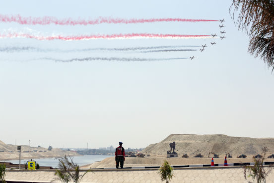 Além da expansão, o presidente Sisi estabeleceu uma zona econômica ao redor de 460 quilômetros quadrados ao redor do canal. De acordo com o governo do Egito, ela será transformada em um centro internacional de indústria e logística para atrair investimentos estrangeiros. (Imagem: Getty Images) Além da expansão, o presidente Sisi estabeleceu uma zona econômica ao redor de 460 quilômetros quadrados ao redor do canal. De acordo com o governo do Egito, ela será transformada em um centro internacional de indústria e logística para atrair investimentos estrangeiros. (Imagem: Getty Images)