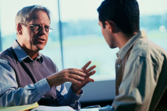 Advogados precisam negociar todos os dias. Neste curso ministrado pelo professor George Siedel, da University of Michigan, você será apresentado a ferramentas para planejar, executar e vencer embates de todos os tipos. Clique no Leia mais para acessar o conteúdo. (Imagem: Thinkstock)