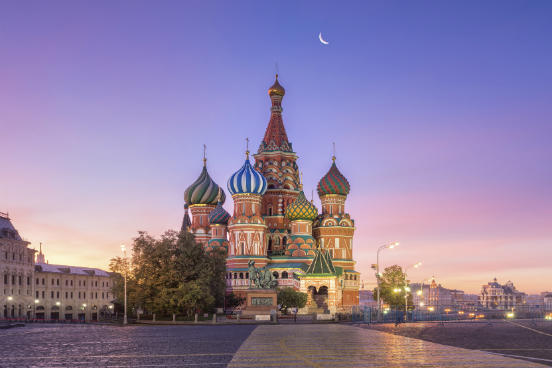 No mesmo molde que o curso de chinês, a Universidade de Cambridge também oferece aulas (em inglês) de russo (https://www.langcen.cam.ac.uk/lc/opencourseware/rb/russian-essentials.html) para quem é do nível básico. São oito seções com conteúdos de linguagem oral e escrita. Alfabeto, números, apresentação pessoal, as horas e as datas fazem parte das primeiras lições. (Imagem: iStock) No mesmo molde que o curso de chinês, a Universidade de Cambridge também oferece aulas (em inglês) de russo (https://www.langcen.cam.ac.uk/lc/opencourseware/rb/russian-essentials.html) para quem é do nível básico. São oito seções com conteúdos de linguagem oral e escrita. Alfabeto, números, apresentação pessoal, as horas e as datas fazem parte das primeiras lições. (Imagem: iStock)