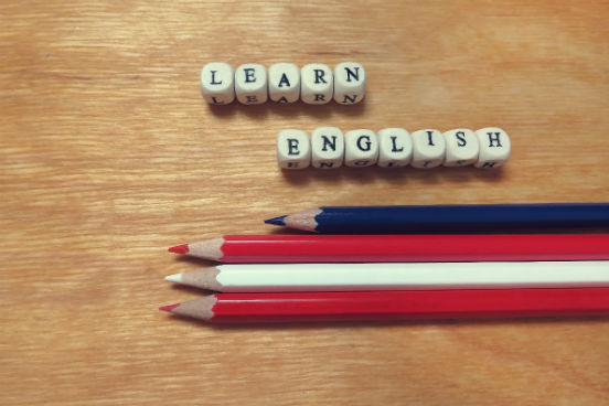 Com um método que usa a gamificação, o Duolingo (https://www.duolingo.com/) tem mais de 120 milhões de usuários pelo mundo. É possível escolher o tempo de dedicação para o aprendizado e o conteúdo em português facilita bastante para quem ainda está no estágio inicial e quer começar o curso básico. Além do inglês, oferece cursos de mais 18 idiomas. Inglês, francês, espanhol e alemão são as línguas mais populares entre os 194 países em o Duolingo está presente, segundo pesquisa recente. (Imagem: iStock) Com um método que usa a gamificação, o Duolingo (https://www.duolingo.com/) tem mais de 120 milhões de usuários pelo mundo. É possível escolher o tempo de dedicação para o aprendizado e o conteúdo em português facilita bastante para quem ainda está no estágio inicial e quer começar o curso básico. Além do inglês, oferece cursos de mais 18 idiomas. Inglês, francês, espanhol e alemão são as línguas mais populares entre os 194 países em o Duolingo está presente, segundo pesquisa recente. (Imagem: iStock)
