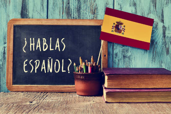 A Open University oferece um curso de 20 horas para iniciantes com foco em como se comunicar em uma cidade de língua espanhola. Descrever lugares, entender direções, usar o transporte público estão entre os temas. Já o site Espanhol Grátis tem bastante material e é todo em português, mas seu conteúdo é apenas escrito. (Imagem: iStock) A Open University oferece um curso de 20 horas para iniciantes com foco em como se comunicar em uma cidade de língua espanhola. Descrever lugares, entender direções, usar o transporte público estão entre os temas. Já o site Espanhol Grátis tem bastante material e é todo em português, mas seu conteúdo é apenas escrito. (Imagem: iStock)