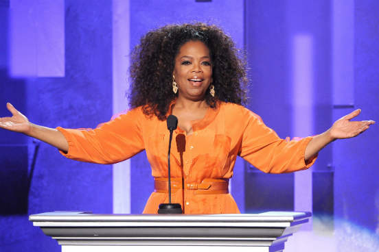 A apresentadora de televisão bilionária Oprah Winfrey teve uma infância difícil. Antes de chegar ao topo, ela trabalhou como vendedora em uma mercearia na cidade de Nashville. Foi após conquistar uma bolsa de estudos na Tennessee State University que sua trajetória mudou de curso. Hoje, a dona de um dos talk shows de maior sucesso nos Estados Unidos é dona de um patrimônio estimado em 3 bilhões de dólares. (Imagem: Getty Images)