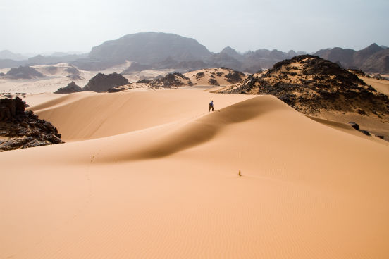 Já os denominados ventos contralísios são os que sopram da região do Equador para os trópicos, em altitudes elevadas. Como eles retornam frios e secos, os contra-alísios contribuem para a formação de desertos próximos aos trópicos de Câncer e Capricórnio. O deserto do Saara, maior deserto do mundo, é um exemplo disso. (Imagem: iStock)