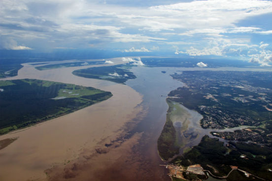 Bacias hidrográficas são porções da superfície terrestre que drenam a água das chuvas para um determinado curso de água - na maior parte das vezes um rio. A água é orientada através dos desníveis dos terrenos, sempre das áreas mais altas para as mais baixas. Saiba mais sobre as principais bacias hidrográficas. (Imagem: Wikimedia Commons)