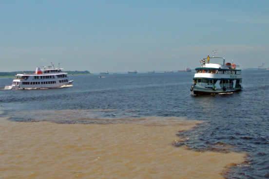 Um dos fenômenos naturais mais conhecidos da bacia Amazônica é a pororoca, que acontece devido ao encontro das águas do mar com as do rio. Com isso, são formadas grandes e fortes ondas, que costumam ser um atrativo turístico. No Amapá, no entanto, a construção de hidrelétricas, a abertura de canais para levar águas a fazendas e a criação de búfalos às margens do rio Araguari causaram danos ao fenômeno. Especialistas dizem que os danos são irreversíveis e que a pororoca não voltará a acontecer na região. (Imagem: Wikimedia Commons) Um dos fenômenos naturais mais conhecidos da bacia Amazônica é a pororoca, que acontece devido ao encontro das águas do mar com as do rio. Com isso, são formadas grandes e fortes ondas, que costumam ser um atrativo turístico. No Amapá, no entanto, a construção de hidrelétricas, a abertura de canais para levar águas a fazendas e a criação de búfalos às margens do rio Araguari causaram danos ao fenômeno. Especialistas dizem que os danos são irreversíveis e que a pororoca não voltará a acontecer na região. (Imagem: Wikimedia Commons)
