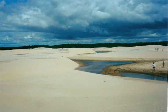 Com 344.112 quilômetros quadrados de extensão, abrange os estados do Piauí, Maranhão e Ceará. Seu principal rio é o Parnaíba, que serve como divisa natural entre o Maranhão e o Piauí. O rio Parnaíba desemboca no Oceano Atlântico, no formato de um delta (que é um dos maiores do mundo em extensão - ele perde apenas para os deltas do rio Nilo, no Egito, e do rio Mekong, no Vietnã). (Imagem: Wikimedia Commons) Com 344.112 quilômetros quadrados de extensão, abrange os estados do Piauí, Maranhão e Ceará. Seu principal rio é o Parnaíba, que serve como divisa natural entre o Maranhão e o Piauí. O rio Parnaíba desemboca no Oceano Atlântico, no formato de um delta (que é um dos maiores do mundo em extensão - ele perde apenas para os deltas do rio Nilo, no Egito, e do rio Mekong, no Vietnã). (Imagem: Wikimedia Commons)