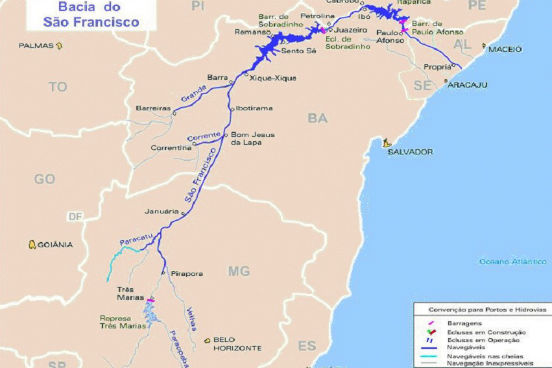 A bacia do São Francisco percorre os estados do Sergipe, Alagoas, Pernambuco, Bahia, Goiás, Minas Gerais e Distrito Federal. Seu principal rio, o São Francisco, serve como divisa natural entre os estados da Bahia e Pernambuco e também entre Sergipe e Alagoas. Em toda a sua extensão, de cerca de 2800 km, o rio apresenta cinco usinas hidrelétricas. Além disso, apesar de atravessar uma zona semiárida, ele se mantém perene durante o ano inteiro. (Imagem: Wikimedia Commons)