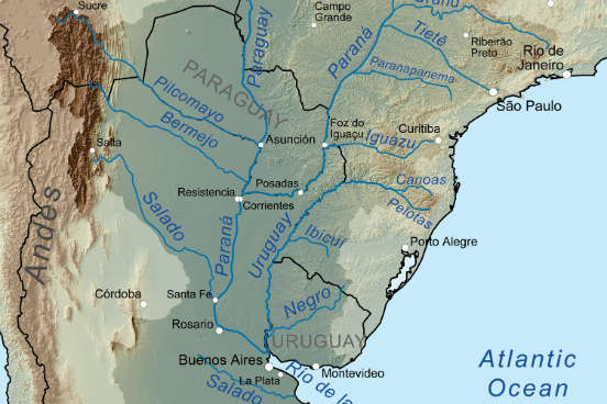 Em sua área de 879.860 quilômetros quadrados, a bacia do rio Paraná abrange sete estados: Minas Gerais, Goiás, Mato Grosso do Sul, São Paulo, Paraná, Santa Catarina e o Distrito Federal. Seu rio mais importante é o Paraná, que recebe águas de afluentes como o rio Paranapanema e o rio Tietê. É a bacia que engloba a região mais industrializada e urbanizada do país, onde reside cerca de um terço da população brasileira. (Imagem: Wikimedia Commons)