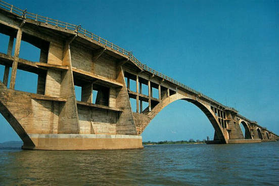 Além dos estados do Mato Grosso e do Mato Grosso do Sul, a bacia do Paraguai se estende para países vizinhos como a Argentina, o Paraguai e a Bolívia. No entanto, o rio Paraguai (que é o seu principal rio) nasce em terras brasileiras, na Chapada dos Parecis, no Mato Grosso. Essa bacia tem como destaque a sua navegabilidade, que é utilizada para o transporte de carga. A imagem mostra a ponte Eurico Gaspar Dutra, construída sobre o rio Paraguai, que liga o Brasil à Bolívia. (Imagem: Wikimedia Commons)