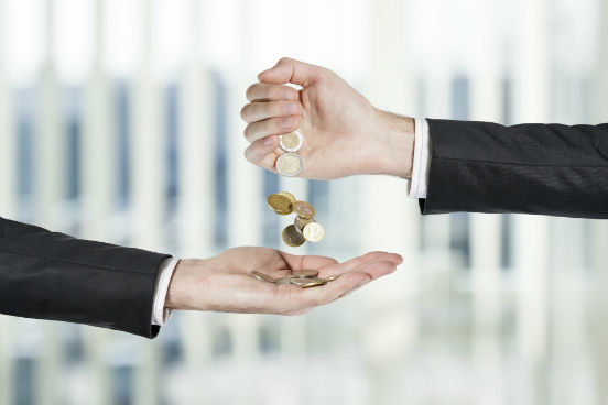 Cuidando do caixa e da liquidez do negócio, este profissional é peça-chave para garantir a sobrevivência das empresas em 2015. Ele pode ganhar um salário de até 40 mil reais trabalhando em Empresas de capital intensivo de grande porte. Segundo Bessa, a alta remuneração do diretor de tesouraria no mercado está atrelada aos mesmos motivos da valorização do CFO. Isso porque ambos são profissionais estratégicos para evitar ou estancar crises. (Imagem: Thinkstock) Cuidando do caixa e da liquidez do negócio, este profissional é peça-chave para garantir a sobrevivência das empresas em 2015. Ele pode ganhar um salário de até 40 mil reais trabalhando em Empresas de capital intensivo de grande porte. Segundo Bessa, a alta remuneração do diretor de tesouraria no mercado está atrelada aos mesmos motivos da valorização do CFO. Isso porque ambos são profissionais estratégicos para evitar ou estancar crises. (Imagem: Thinkstock)