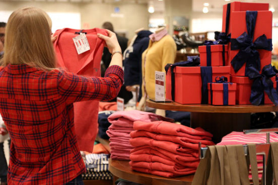 Já que 2014 foi um ano ruim para o varejo físico, será grande a cobrança por profissionais de operações experientes na área. Neste ano, seu desafio é tornar as lojas mais atrativas e aperfeiçoar o atendimento para impulsionar as vendas. Não é fácil encontrar quem esteja preparado para a empreitada, por mais que o salário possa alcançar até 50 mil reais. É uma pessoa que trabalha incessantemente, não tem fim de semana e está sempre correndo. Precisa ter perfil para aceitar a posição, diz Bessa. (Imagem: Adam Berry/Getty Images News) Já que 2014 foi um ano ruim para o varejo físico, será grande a cobrança por profissionais de operações experientes na área. Neste ano, seu desafio é tornar as lojas mais atrativas e aperfeiçoar o atendimento para impulsionar as vendas. Não é fácil encontrar quem esteja preparado para a empreitada, por mais que o salário possa alcançar até 50 mil reais. É uma pessoa que trabalha incessantemente, não tem fim de semana e está sempre correndo. Precisa ter perfil para aceitar a posição, diz Bessa. (Imagem: Adam Berry/Getty Images News)