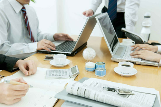 Reavalia processos internos e faz a gestão de novos projetos, para garantir cumprimento de prazos e budgets estabelecidos. Pode atuar como consultor externo ou numa área interna das empresa. Segundo Paulo Dias, diretor de recrutamento da consultoria STATO, as empresas têm buscado profissionais que as ajudem a reorganizar procedimentos e gerir melhor qualquer projeto, como o lançamento de um novo produto ou a mudança de um sistema integrado. O objetivo é claro: economizar o máximo possível de tempo e dinheiro. Reavalia processos internos e faz a gestão de novos projetos, para garantir cumprimento de prazos e budgets estabelecidos. Pode atuar como consultor externo ou numa área interna das empresa. Segundo Paulo Dias, diretor de recrutamento da consultoria STATO, as empresas têm buscado profissionais que as ajudem a reorganizar procedimentos e gerir melhor qualquer projeto, como o lançamento de um novo produto ou a mudança de um sistema integrado. O objetivo é claro: economizar o máximo possível de tempo e dinheiro.