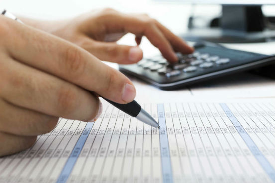 Promove ou gerencia a otimização de processos internos e a redução de custos da empresa. A área de finanças faz toda a diferença em tempos de cinto apertado. Um profissional que corta gastos é alguém de quem nenhum empregador vai abrir mão neste momento, diz Marcela Esteves, gerente de divisão da Robert Half. Promove ou gerencia a otimização de processos internos e a redução de custos da empresa. A área de finanças faz toda a diferença em tempos de cinto apertado. Um profissional que corta gastos é alguém de quem nenhum empregador vai abrir mão neste momento, diz Marcela Esteves, gerente de divisão da Robert Half.