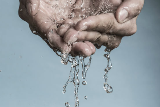 O ciclo da água ou ciclo hidrológico trata da troca contínua de água entre a atmosfera, as plantas e as águas do solo, superficiais e subterrâneas. Ele pode ser dividido em um ciclo curto e um ciclo longo. (Imagem: iStock) O ciclo da água ou ciclo hidrológico trata da troca contínua de água entre a atmosfera, as plantas e as águas do solo, superficiais e subterrâneas. Ele pode ser dividido em um ciclo curto e um ciclo longo. (Imagem: iStock)