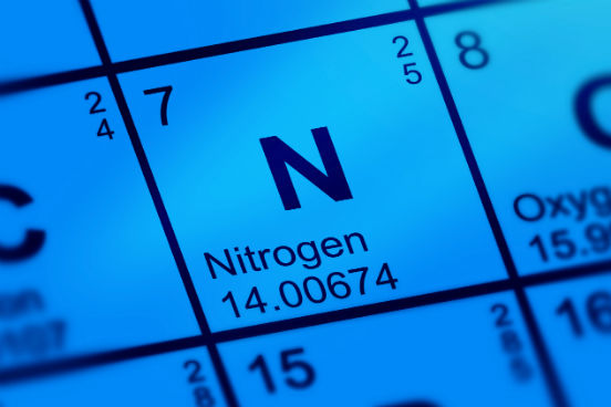 Necessário para que os seres vivos produzam aminoácidos, proteínas e ácidos nucleicos, o nitrogênio faz parte de um dos ciclos mais importantes do ecossistema. Cerca de 78% da atmosfera é constituída por nitrogênio na forma do gás N2. (Imagem: iStock) Necessário para que os seres vivos produzam aminoácidos, proteínas e ácidos nucleicos, o nitrogênio faz parte de um dos ciclos mais importantes do ecossistema. Cerca de 78% da atmosfera é constituída por nitrogênio na forma do gás N2. (Imagem: iStock)