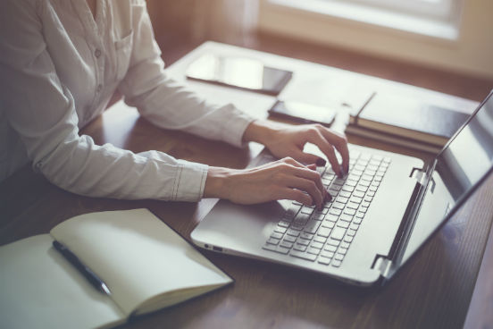 Seja para economizar tempo, seja para poupar dinheiro, o fato é que cada vez mais executivos têm aderido a plataformas que oferecem cursos online e gratuitos sobre os mais variados assuntos. Fundado por professores da Stanford University, o Coursera é uma dessas ferramentas de ensino - e está entre as mais populares entre os brasileiros. Veja, a seguir, quais são os 10 cursos sobre negócios mais populares no momento entre os usuários brasileiros (clique no Leia mais para acessar a página do curso). O Coursera permite que o usuário assista às aulas gratuitamente, mas é preciso pagar para receber certificado. (Imagem: iStock) Seja para economizar tempo, seja para poupar dinheiro, o fato é que cada vez mais executivos têm aderido a plataformas que oferecem cursos online e gratuitos sobre os mais variados assuntos. Fundado por professores da Stanford University, o Coursera é uma dessas ferramentas de ensino - e está entre as mais populares entre os brasileiros. Veja, a seguir, quais são os 10 cursos sobre negócios mais populares no momento entre os usuários brasileiros (clique no Leia mais para acessar a página do curso). O Coursera permite que o usuário assista às aulas gratuitamente, mas é preciso pagar para receber certificado. (Imagem: iStock)