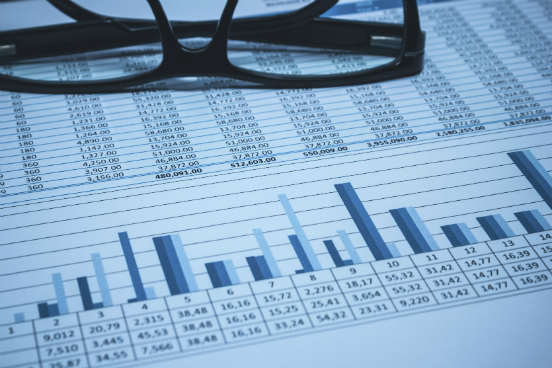 Os professores ensinam a aplicar conceitos e métodos matemáticos mais usadas por cientistas de dados para reduzir incertezas e obter informações estratégicas a partir dos dados. O foco está em dois modelos preditivos: classificação binária e regressão linear. Para acompanhar o curso, o aluno precisa ter alguma familiaridade com álgebra, logaritmos, entre outras ferramentas matemáticas. (Imagem: iStock) Os professores ensinam a aplicar conceitos e métodos matemáticos mais usadas por cientistas de dados para reduzir incertezas e obter informações estratégicas a partir dos dados. O foco está em dois modelos preditivos: classificação binária e regressão linear. Para acompanhar o curso, o aluno precisa ter alguma familiaridade com álgebra, logaritmos, entre outras ferramentas matemáticas. (Imagem: iStock)