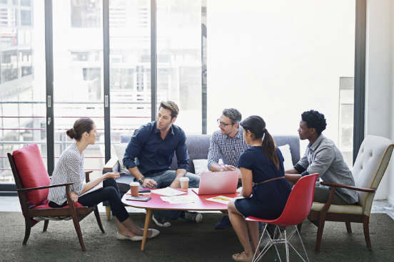 Saber influenciar as pessoas é uma competência decisiva para o sucesso - ainda mais se você não tem qualquer autoridade formal no seu ambiente de trabalho. A proposta destas aulas é ensinar métodos eficazes para construir, desenvolver e sustentar uma base de poder na sua empresa, além de táticas para persuadir pares, superiores e subordinados. (Imagem: iStock) Saber influenciar as pessoas é uma competência decisiva para o sucesso - ainda mais se você não tem qualquer autoridade formal no seu ambiente de trabalho. A proposta destas aulas é ensinar métodos eficazes para construir, desenvolver e sustentar uma base de poder na sua empresa, além de táticas para persuadir pares, superiores e subordinados. (Imagem: iStock)